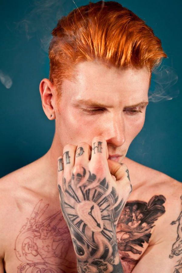 Rudy model z tatuażami trochę podobny do David Bowie