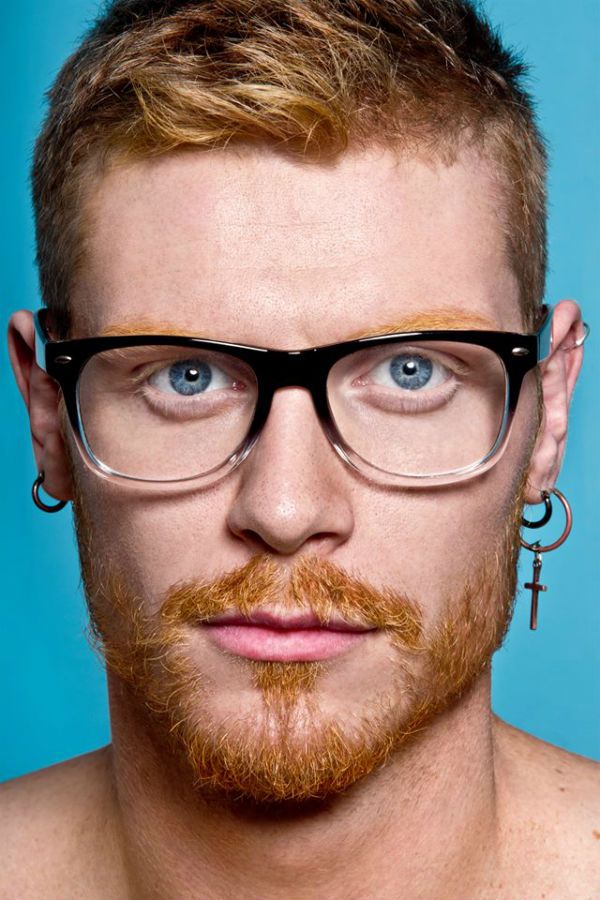 Rudy model w reklamie okularów z kolczykiem w uchu