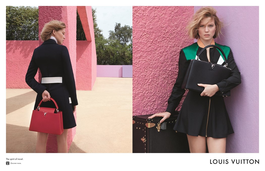 Dwa zdjęcia tej samej dziewczyny, na jednym stoi tyłem z czerwoną torbą na drugim stoi przodem trzyma torbę i opiera się o walizkę 
