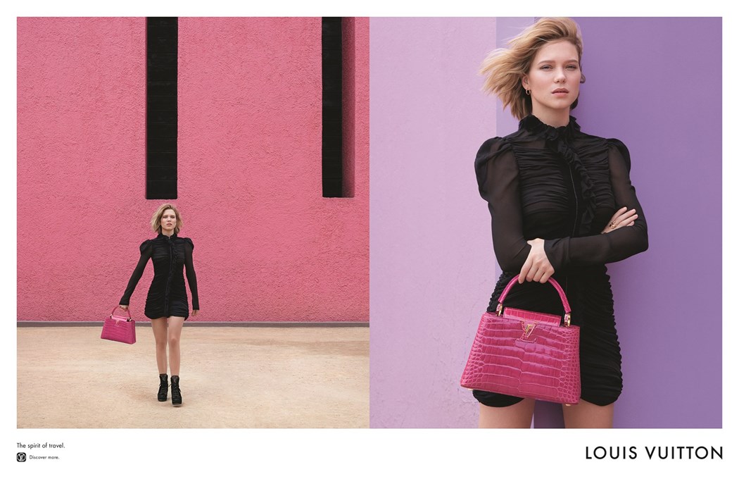 Dwa zdjęcia młodej dziewczyny, jest ubrana w czarny kombinezon trzyma różową torebkę. Na jednym jest oddalona i pokazana na tle różowej ściany a na drugim jest bliżej i stoi na tle fioletowej ściany 