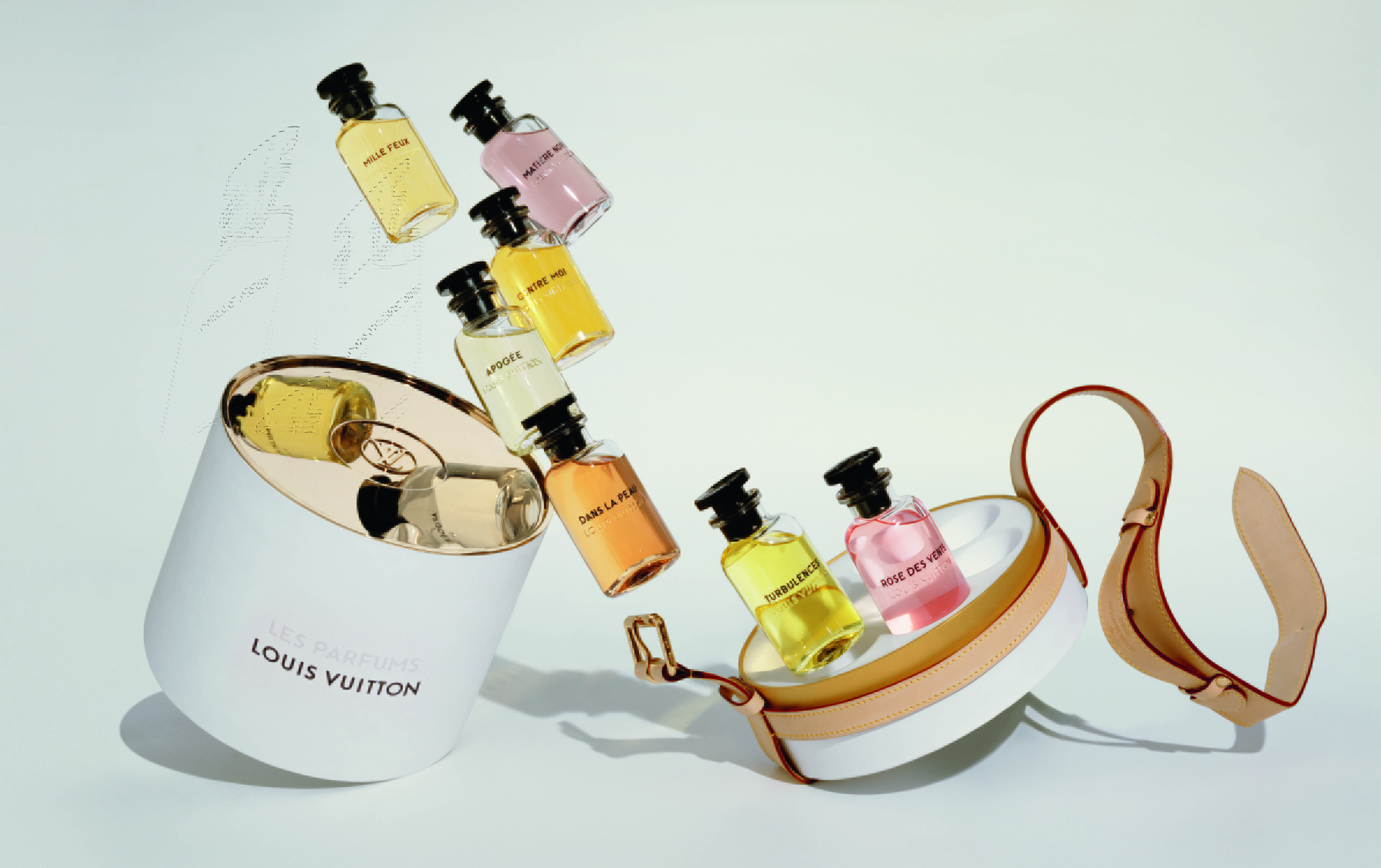 Rozsypane kolorowe buteleczki z perfumami