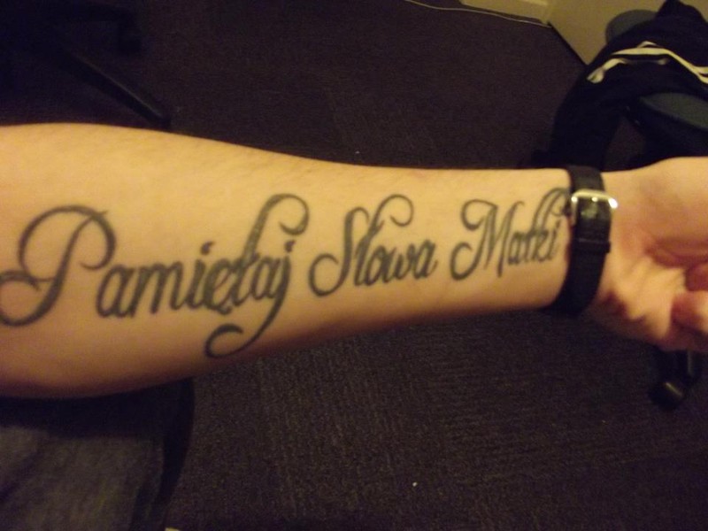 Tatuaż z napisem: Pamiętaj Słowa Matki