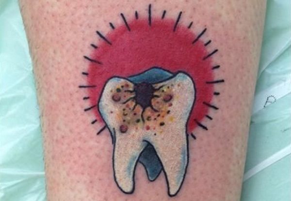 Tatuaż z zębem