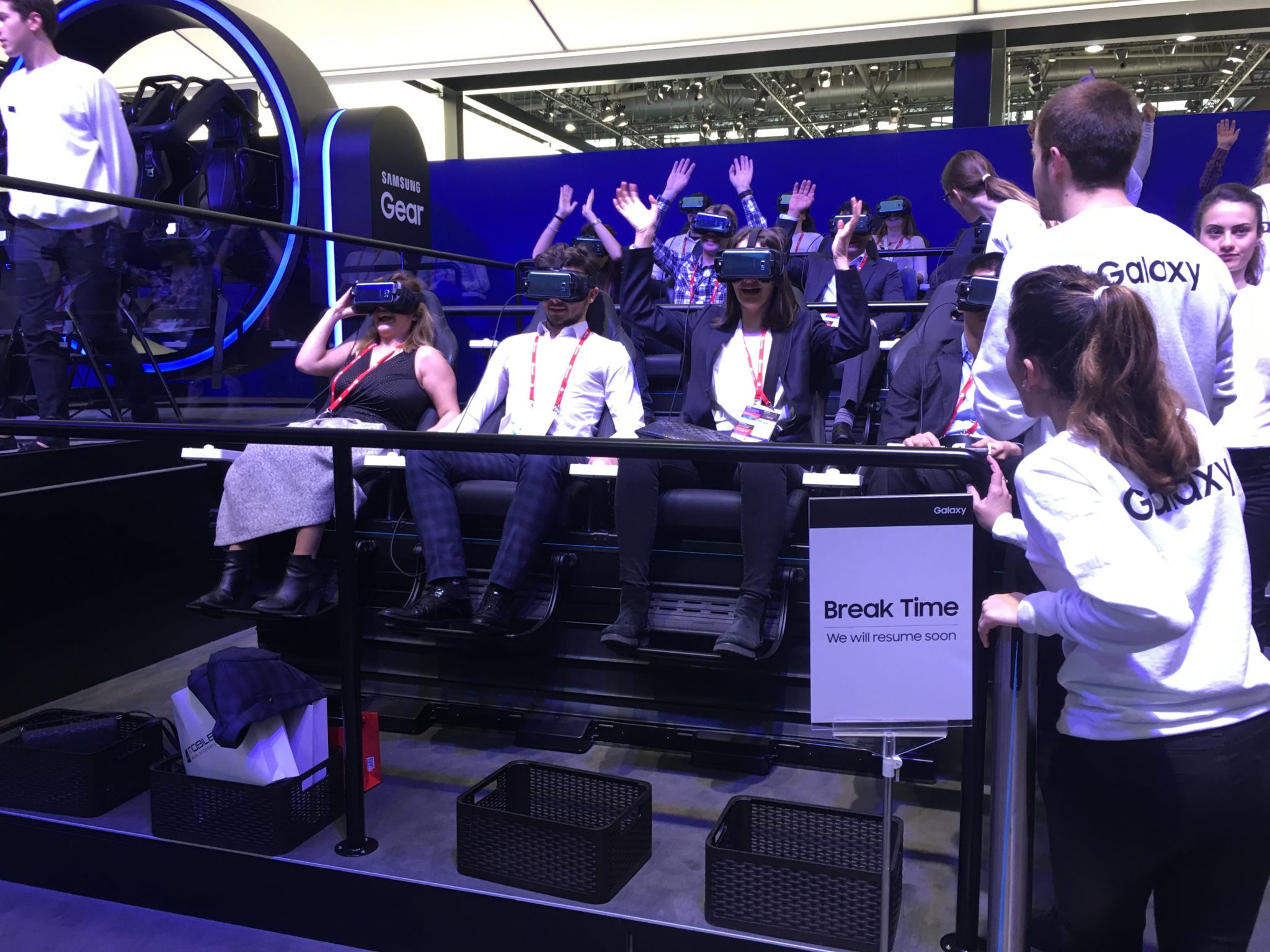Ludzie siedzący na fotelach z okularami VR