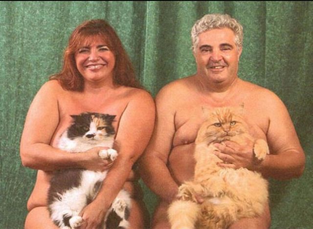 Portret dwójki nagich ludzi, kobiety i mężczyzny, trzymających na kolanach koty