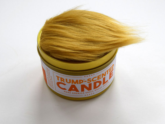 Świeczka zapachowa o aromacie Donalda Trumpa ze sztucznymi włosami imitującymi jego perukę.
