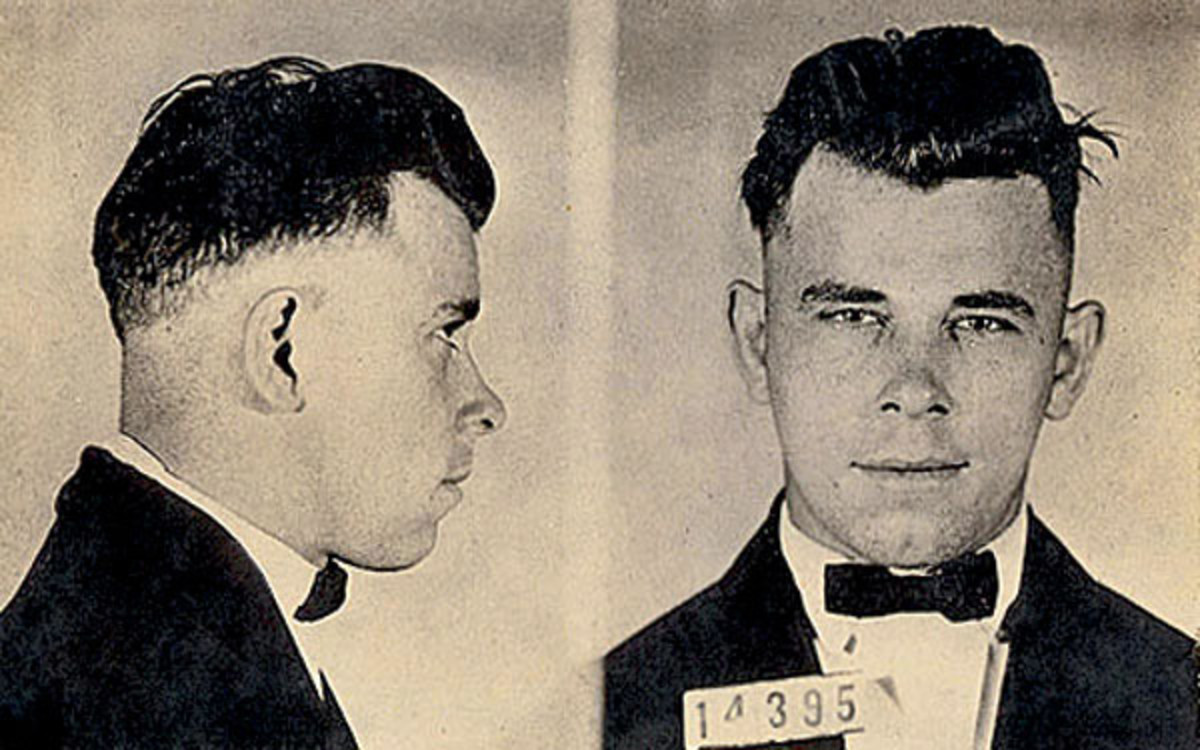 Zdjecie więzienne Johna Dillingera. Na jednym z nich stoi profilem, na drugim enface.