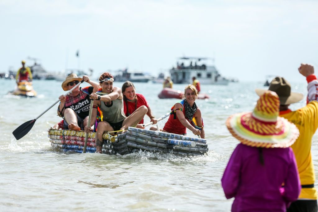 Ludzie płynący łódką z puszek po piwie
