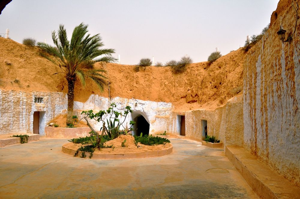 Zdjęcie domostwa w Tunezji. Wydrążone w ziemi tunele, gdzie mieściły się mieszkania były inspiracja dla Goerga Lucasa przy tworzeniu planety Tatooine