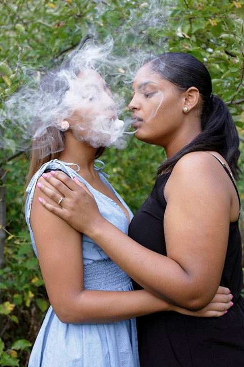 Dwie czarnoskóre dziewczyny wdumuchujące dym