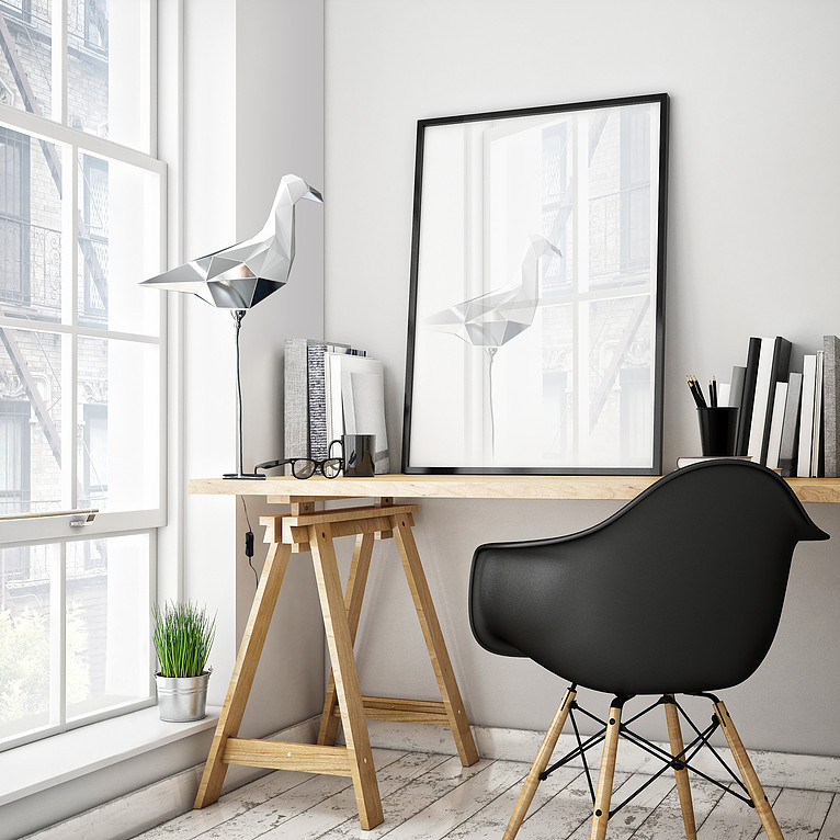 Zdjęcie wnętrza z drewnianym biurkiem i czarnym krzesłem