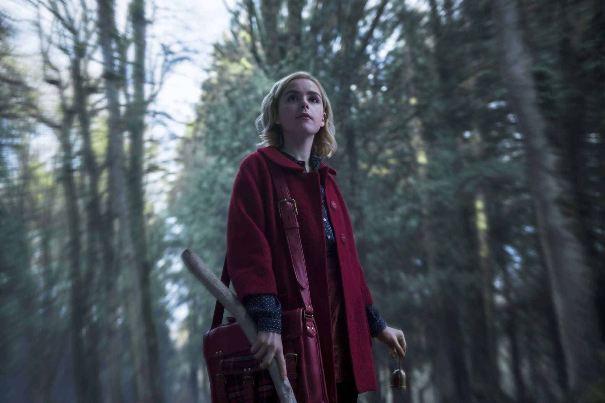 Dziewczyna w czerwonej pelerynie w środku lasu