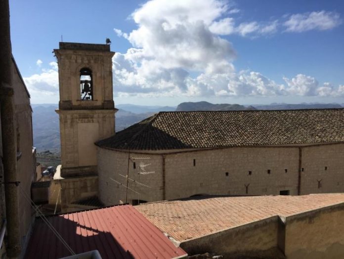 stara architektura wloska na Sycylii dom koloe jasny