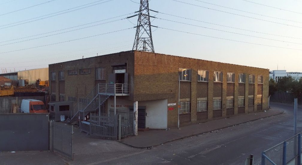 Zdjęcie klubu Fold we wschodnim Londynie ściany z cegieł i metalowe schody