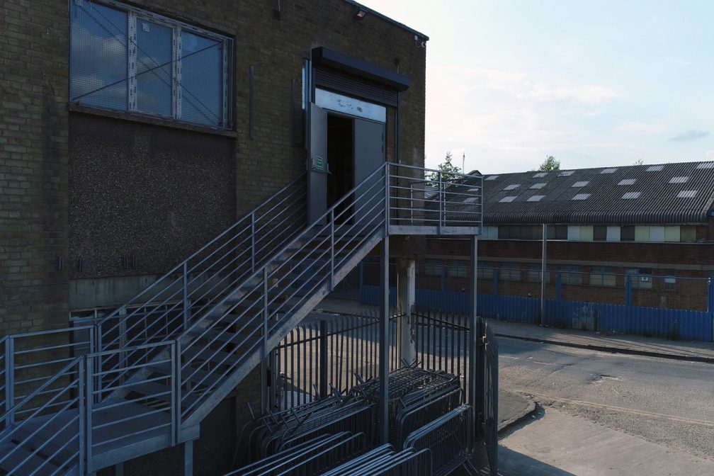 Zdjęcie klubu Fold we wschodnim Londynie ze schodami i ścianami z cegły