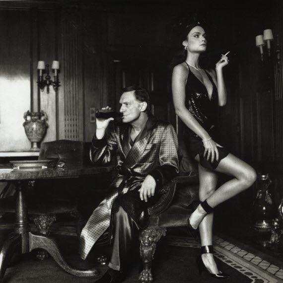Mężczyzna w szlafroku z butelką wina i kobieta z papierosem obok