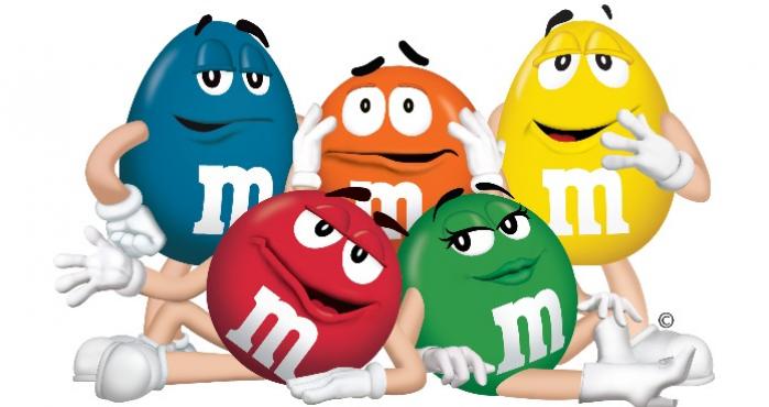 piec kolorowych cukierkowych postac M&Ms na bialym tle