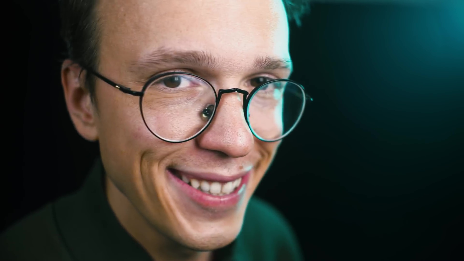 Portret modego usmiechnietego mezczyzny w okularach