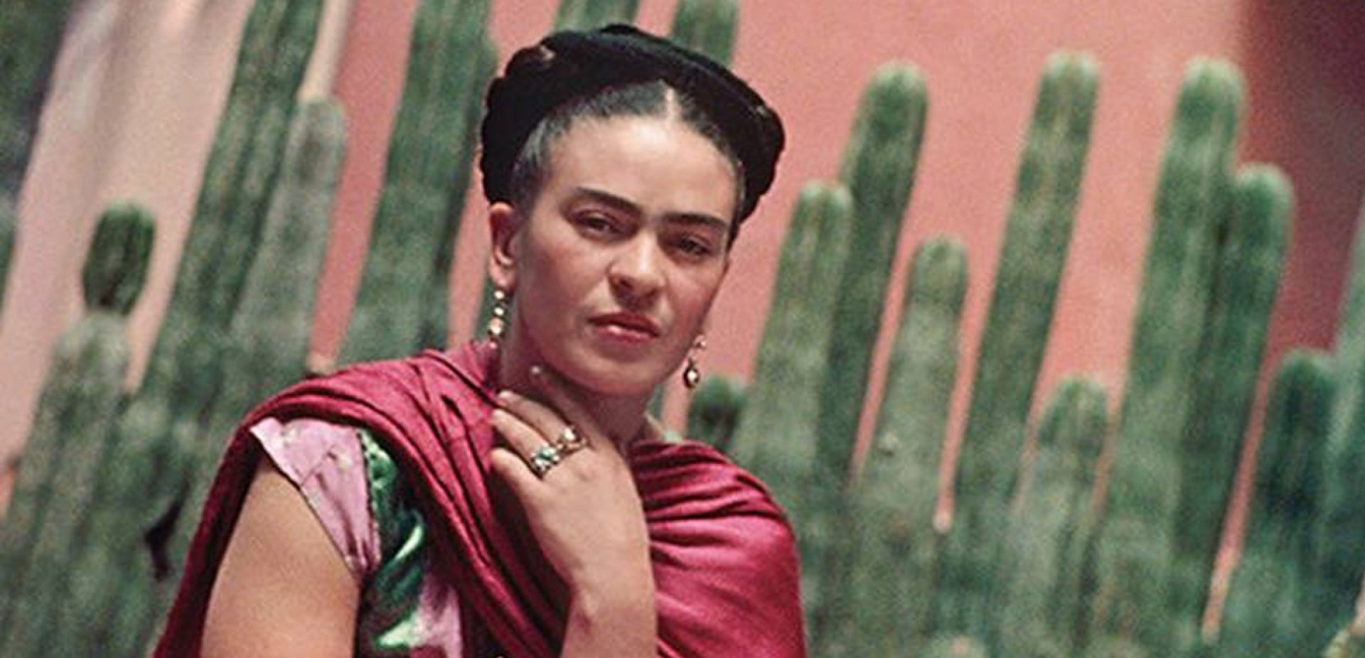 Kobieta na tle kaktusów w czerwonym szalu