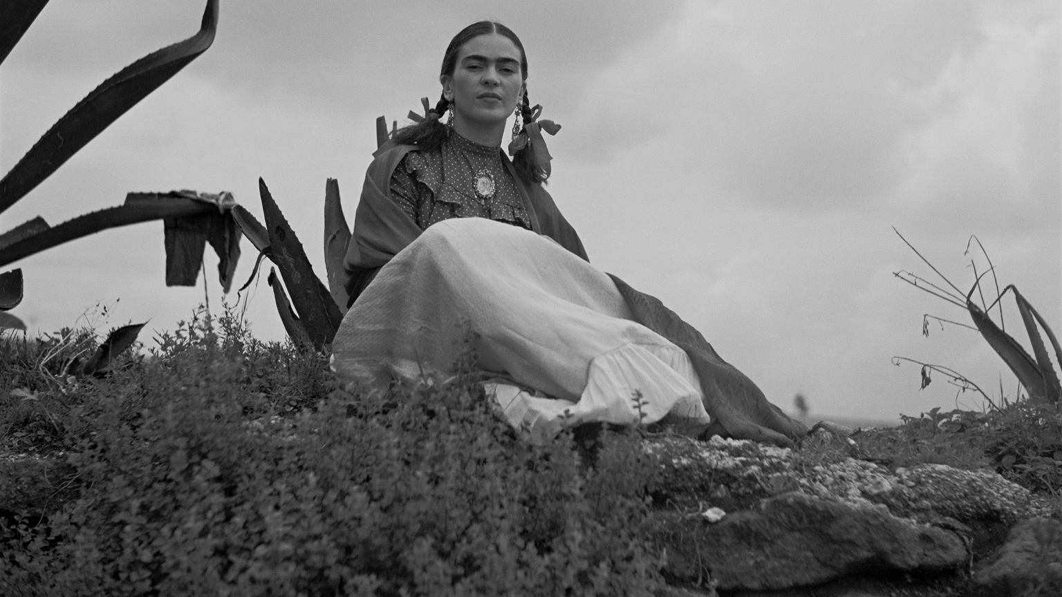 Zdjęcie kobiety siedzącej na wzgórzu