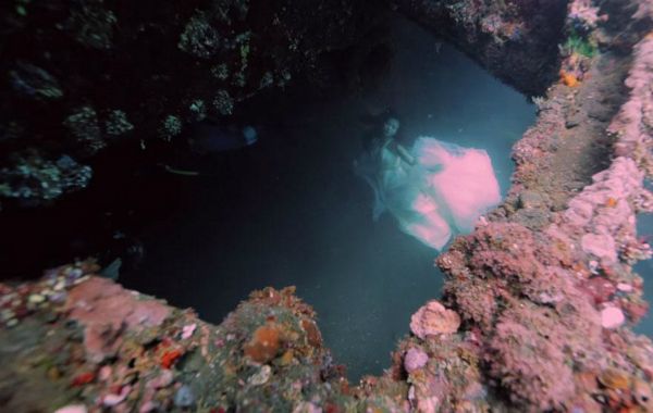 bali-shipwreck-divers-underwater-photoshoot-benjamin-von-wong-7