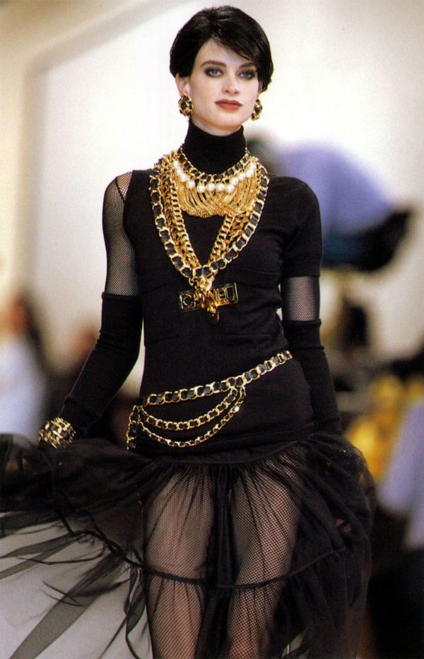 Kristen McMenamy w pokazie Chanel fw 91-92 (1)