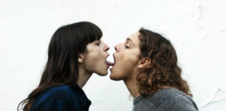 Dwie całujące się dziewczyny