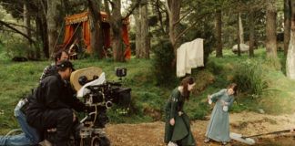 Ekipa filmowa filmująca scenę w lesie