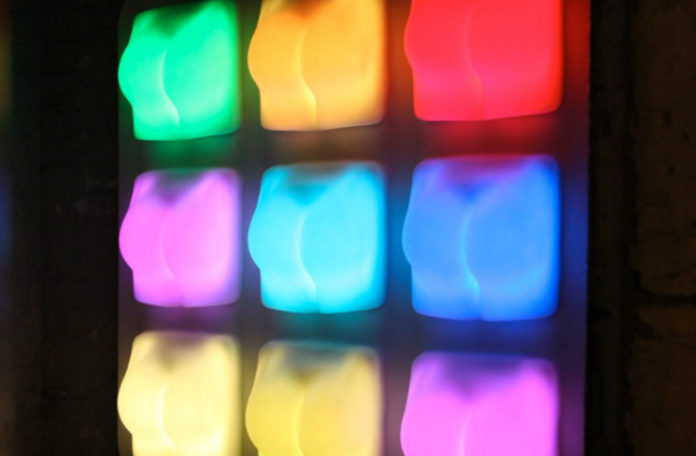 Kolorowe lampy w kształcie pośladków