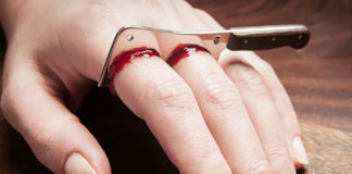 Pierścionek na dwa palce wyglądający jak wbity nóż