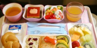 Posiłek podany w samolocie