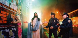 Mężczyzna przebrany za Chrystusa w towarzystwie dwóch policjantów i kobiety opartej o ścianę