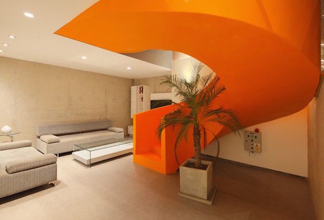 Flashy-Orange-Staircase-in-Modern-Home-5