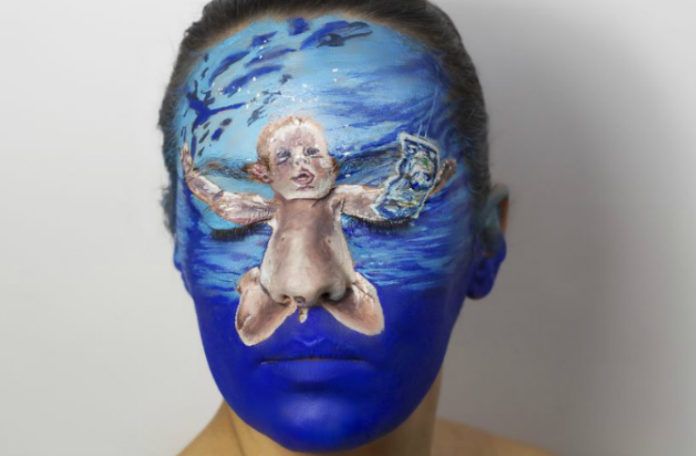 Kobieta z malowaną na twarzy okładką płyty Nirvany