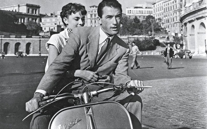 Rzymskie wakacje Audrey Hepburn i Gregory Peck na Vespie kadr z filmu