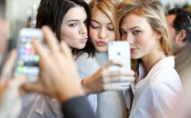 Trzy dziewczyny robiące sobie selfie
