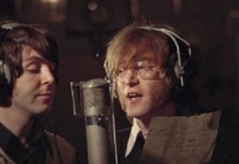 Paul McCartney i John Lennon przy mikrofonie i w słuchawkach