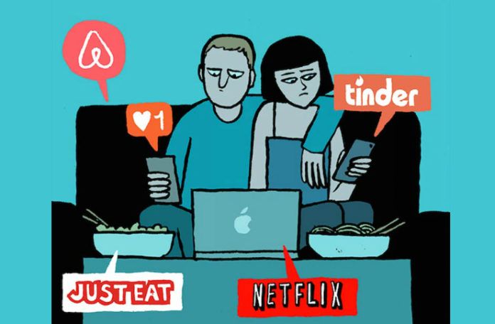 Grafika przedstawiająca parę siedzącą na kanapie, otoczoną ikonkami z aplikacji