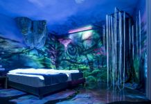 Sypialnia na której ścianach są muralne namalowane świecącymi w ciemności farbami