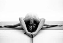 joga nago naga yoga kobieta uprawia jogę bez ubrania instagram
