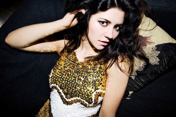 Marina w złotej sukience.