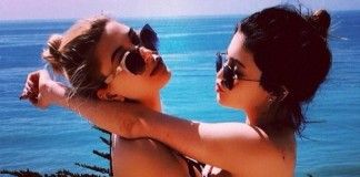 dwie dziewczyny na plaży