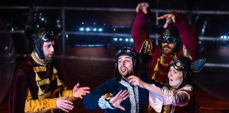 aktorzy spektaklu Beniowski ubrani w kolorowe kostiumy lemurów teatr Imka