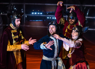 aktorzy spektaklu Beniowski ubrani w kolorowe kostiumy lemurów teatr Imka