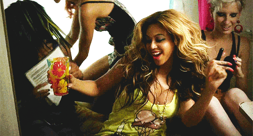 Beyonce na imprezce w zielonym topie