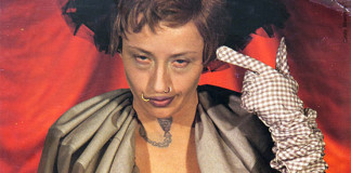 namalowana kobieta wskazująca swoją twarz