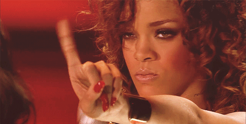 Rihanna w rudych kręconych włosach grożąca palcem