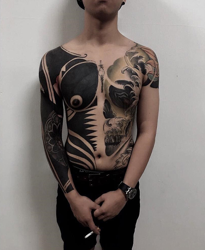 blackout tatuaże mężczyzna