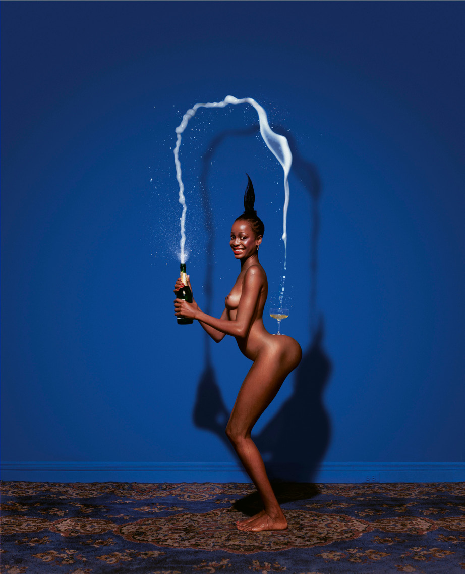 Naga kobieta balansujaca z szampanem na niebieskim tle