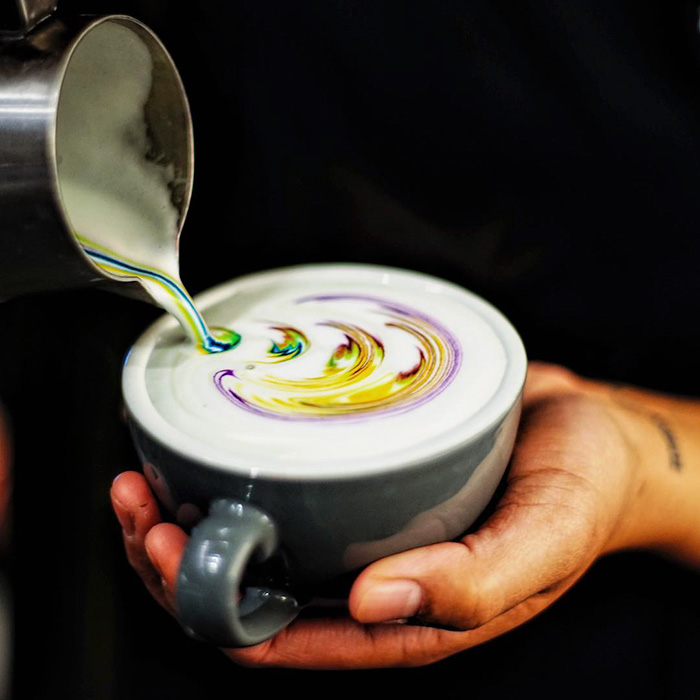 Filiżanka kawy, z kolorową pianką
